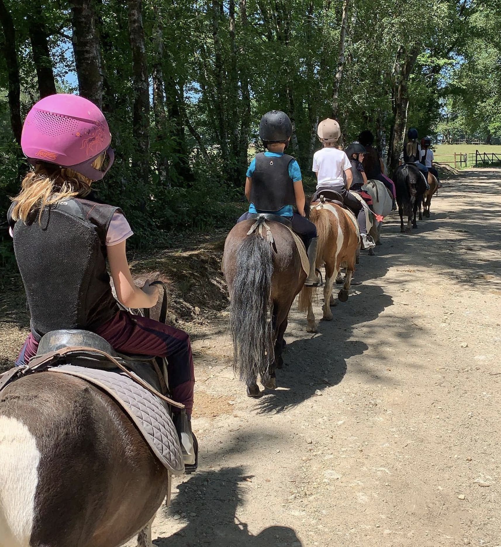 Jeune cavalier montant à poney lors d’un cours collectif aux ecuries les 3 allures à kernascleden dans le morbihan